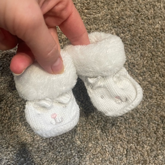 Newborn white bunny knit booties with fur - Picture 2 of 3